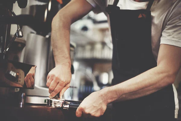 Barista bereitet Kaffee zu — Stockfoto