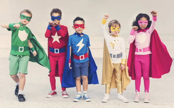 Superhéroe Niños jugando juntos — Foto de Stock