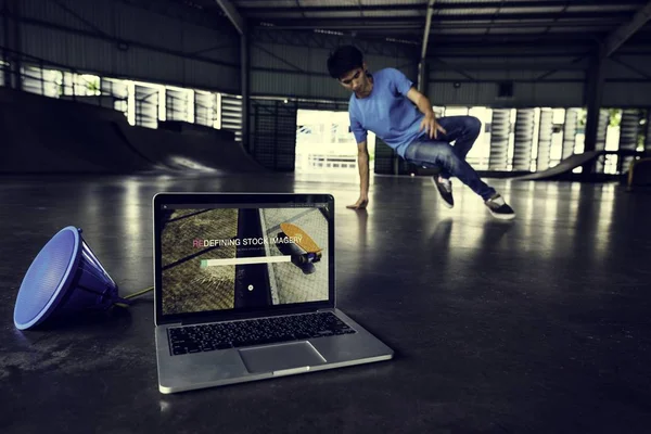 Tipo a dançar breakdance — Fotografia de Stock