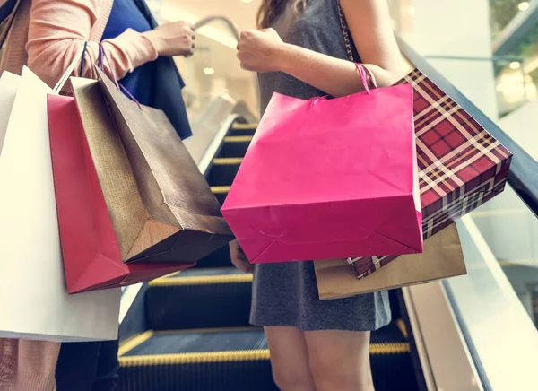 Personas con bolsas de compras —  Fotos de Stock
