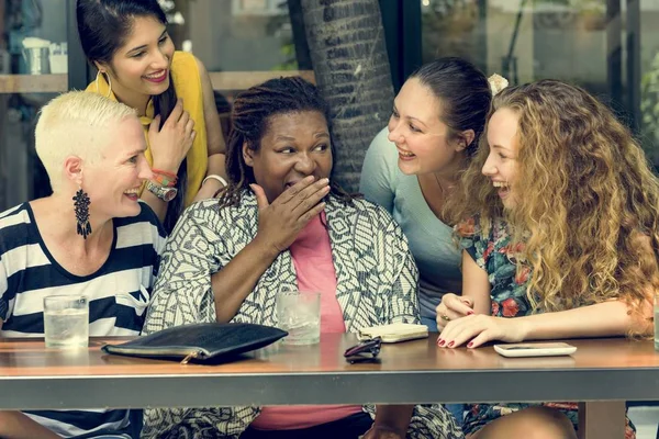 Le donne che chattano al caffè — Foto Stock