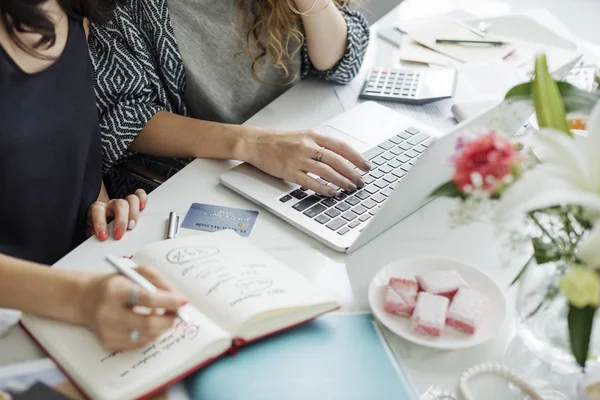 Donne che lavorano insieme — Foto Stock