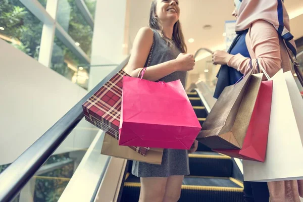 Mujeres que tienen compras en el centro comercial — Foto de Stock