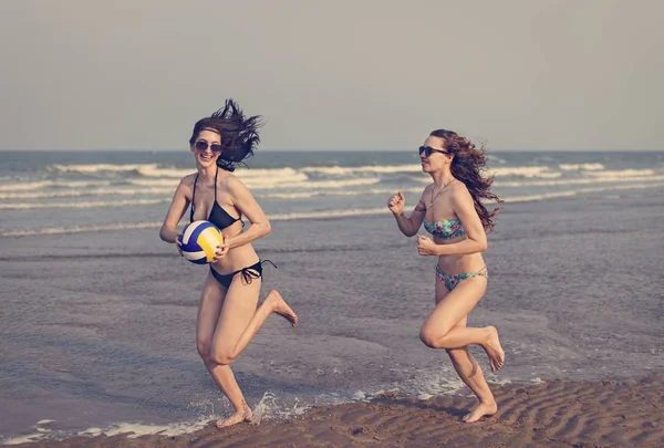 Meninas jogando vôlei na praia — Fotografia de Stock