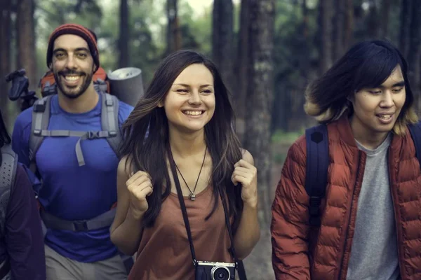 Giovani amici viaggiatori nella foresta — Foto Stock