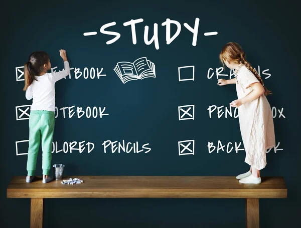 Kinderen tekenen op blackboard — Stockfoto