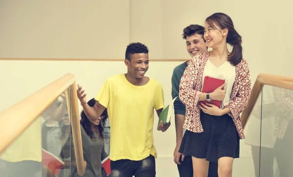 Olika unga studenter — Stockfoto