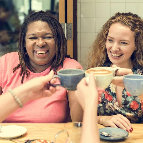 Mulheres bebendo café — Fotografia de Stock