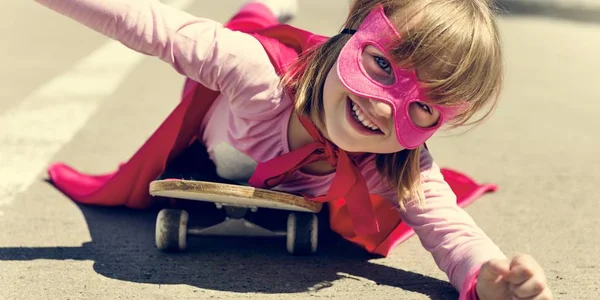 Menina cavalgando no skate — Fotografia de Stock