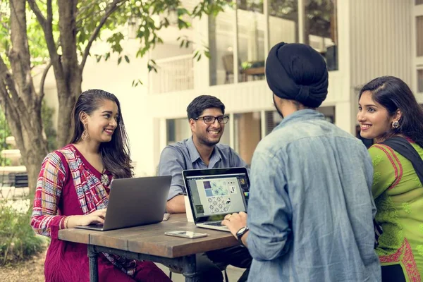 Persone che utilizzano computer portatili — Foto Stock