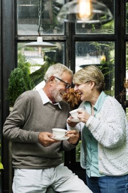 yaşlı çift çay içme