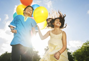 Çocuklar balonlarla oynuyor