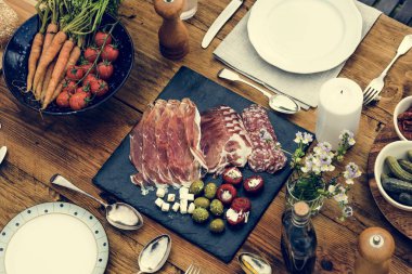 Tablo ile yiyecek öğle yemeği için devam eder