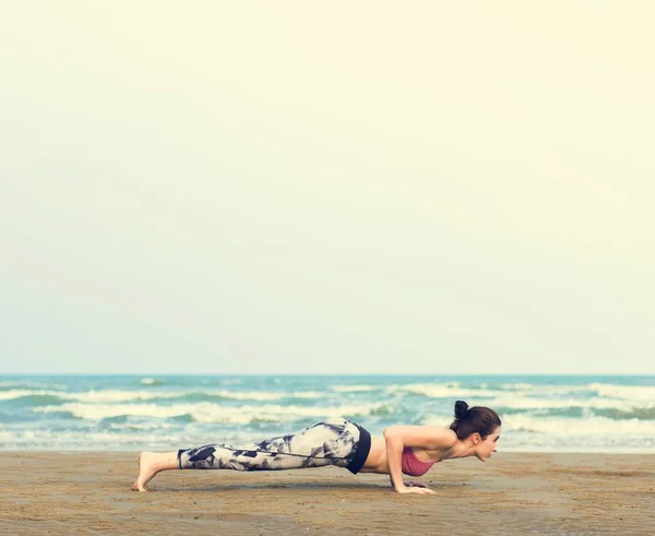 Mulher fazendo Yoga e prancha exercício — Fotografia de Stock
