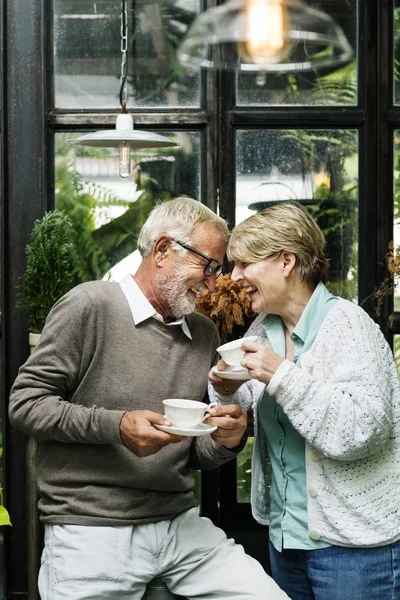 yaşlı çift çay içme