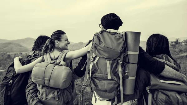 Jóvenes amigos viajando —  Fotos de Stock