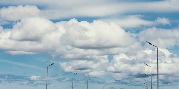 Straßenlaternen mit Wolken am Himmel — Stockfoto