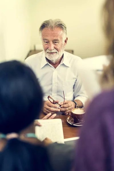 Mensen die op een laptop werken — Stockfoto