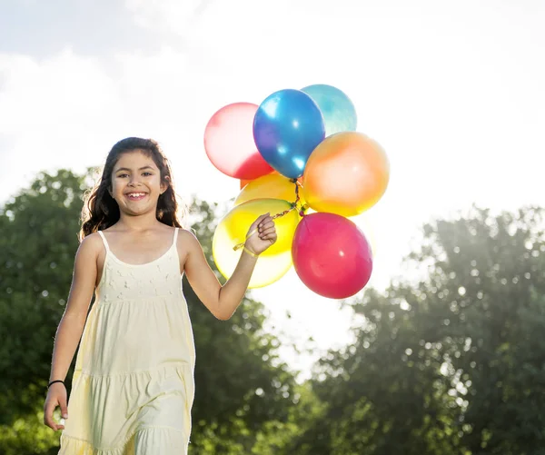 Kız balonlarla oynuyor. — Stok fotoğraf