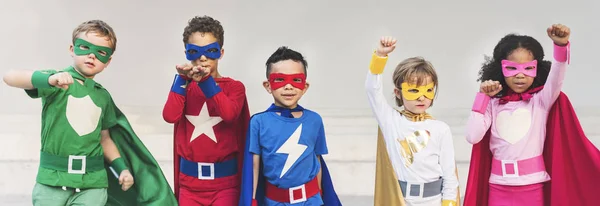 Superhero Kids se joacă împreună — Fotografie, imagine de stoc