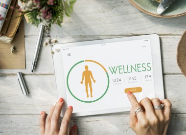 Tablet kullanan kadın