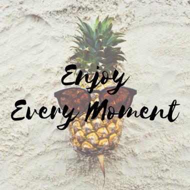 Kum üzerinde komik ananas