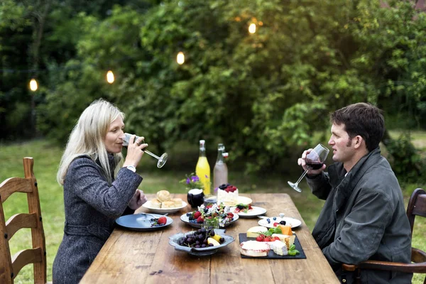 Пара романтический ужин на открытом воздухе — стоковое фото