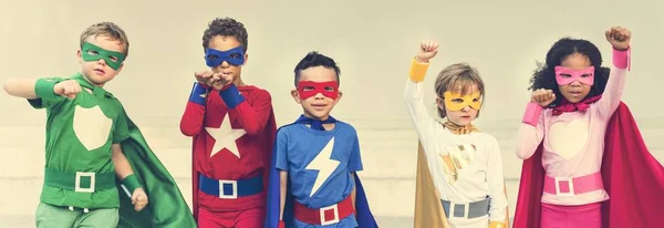 Superhéroe Niños jugando juntos — Foto de Stock