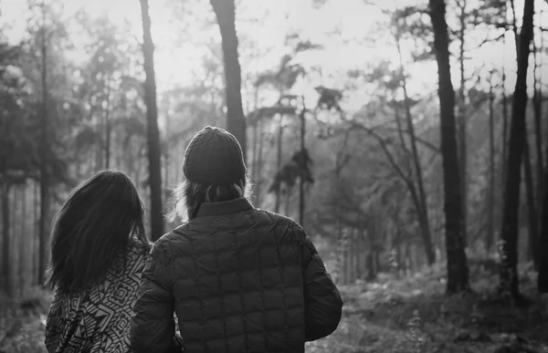 Casal caminhando na floresta — Fotografia de Stock