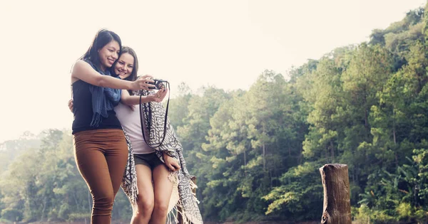 Jóvenes amigos tomando selfie —  Fotos de Stock