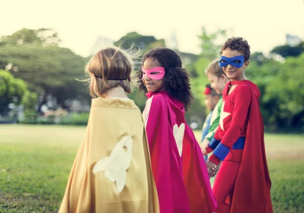 Дети-супергерои играют вместе — стоковое фото