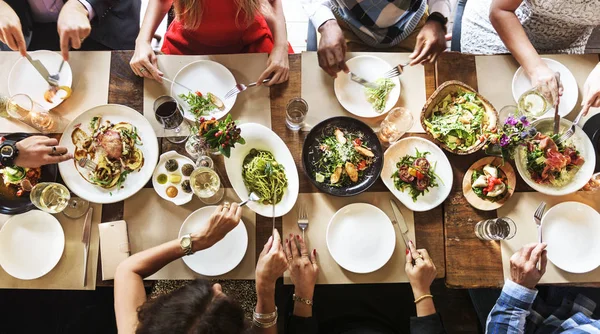 Les gens ensemble au dîner Concept — Photo