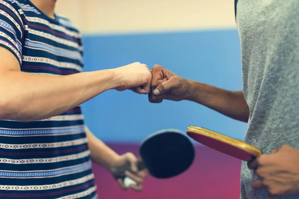 Ping pong players fist bump — Stock Photo, Image