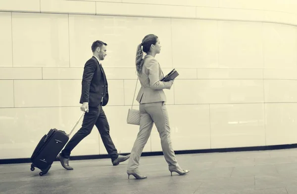 Gente de negocios caminando a la oficina —  Fotos de Stock