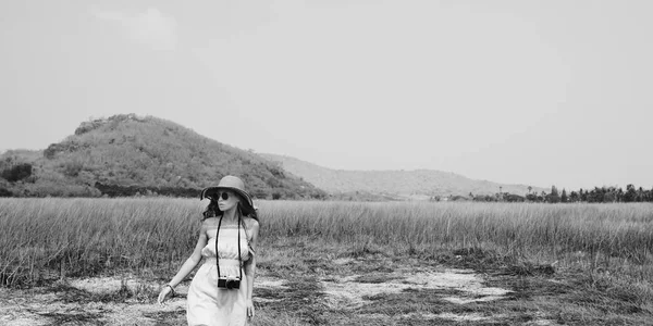 Mulher bonita em chapéu de verão — Fotografia de Stock