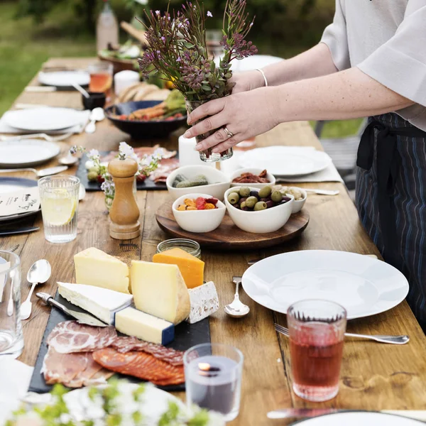 Kvinna som förbereder bord för middag — Stockfoto