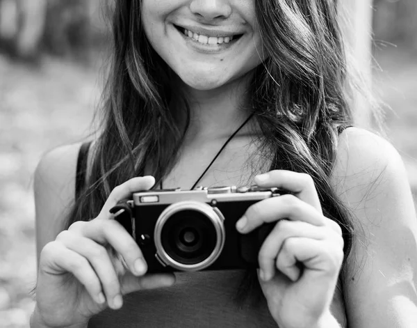Женщина-фотограф держит камеру — стоковое фото