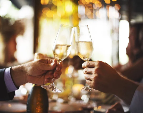 Kutluyor ve şampanya içmek insanlar — Stok fotoğraf