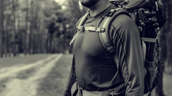 Людина мандрівник з рюкзаком — стокове фото