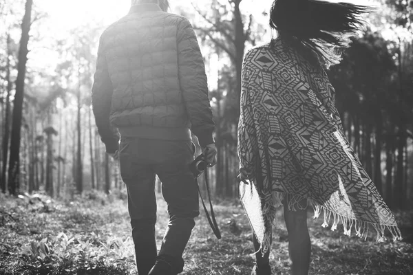 Casal jovem viajando — Fotografia de Stock