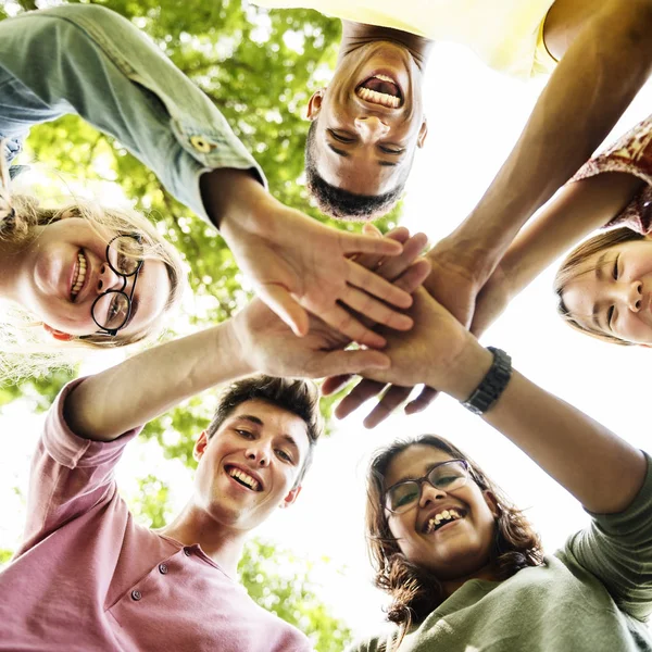 Divers adolescents mettent les mains ensemble — Photo