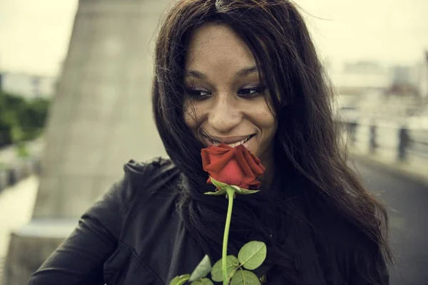 非洲女人与玫瑰 — 图库照片