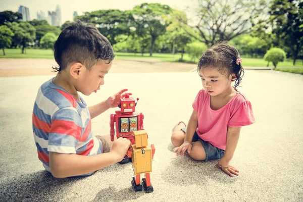 Fratello e sorella al parco — Foto Stock