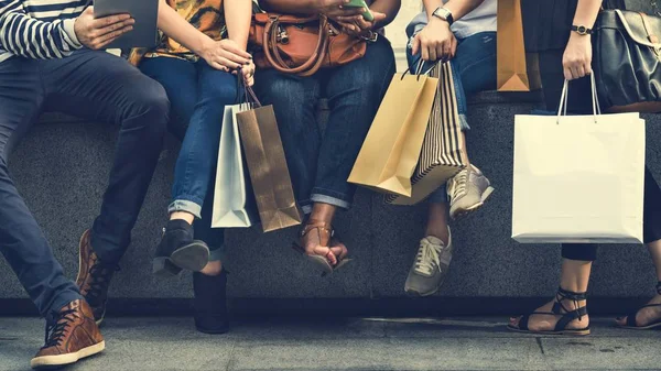 Pessoas com sacos de compras — Fotografia de Stock