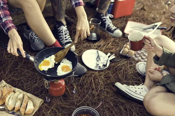 Amici che mangiano cibo in campeggio — Foto Stock