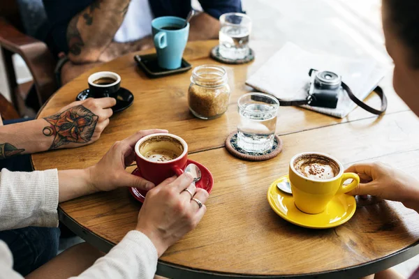 Folk drikker kaffe - Stock-foto