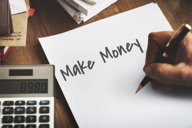 kağıda yazı kişi