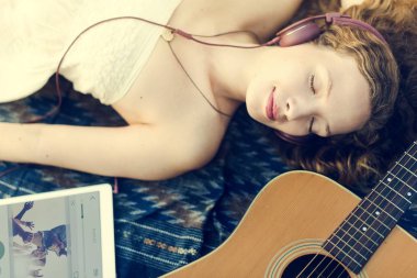 döşeme ve müzik dinleme kadın