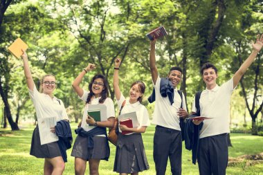 Çeşitli Öğrenciler üniversite üniformalı