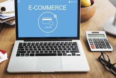 ekranda metin olan dizüstü bilgisayar